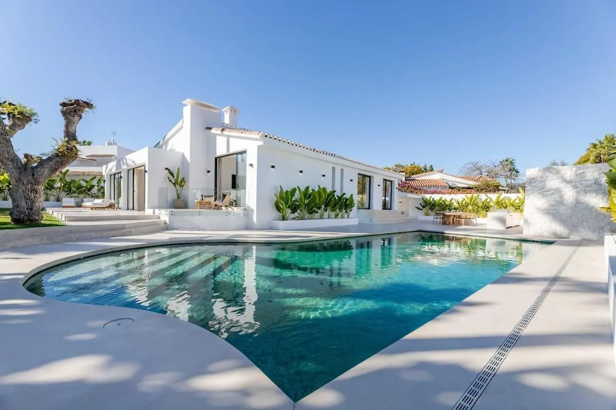 Villa Peman Luxurious Beachside Villa location