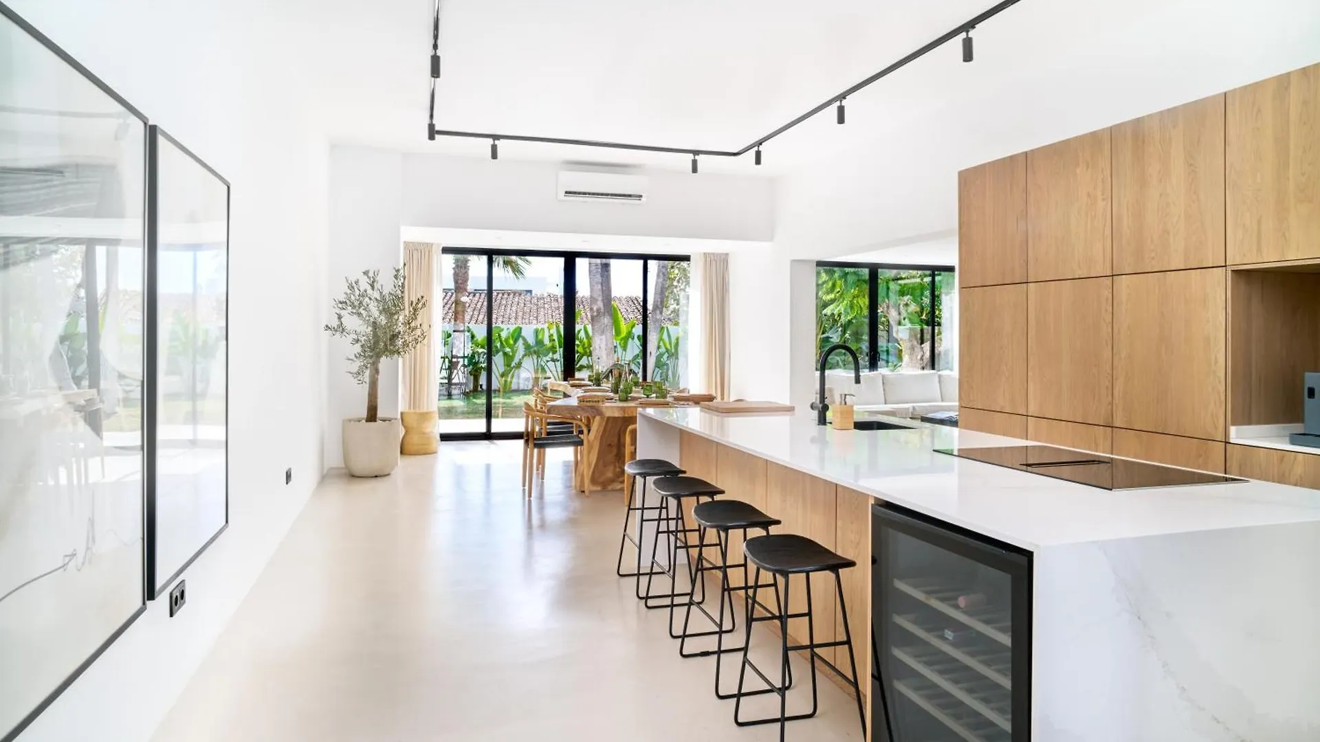 Villa Peman Luxurious Beachside Villa Μαρμπέλλα