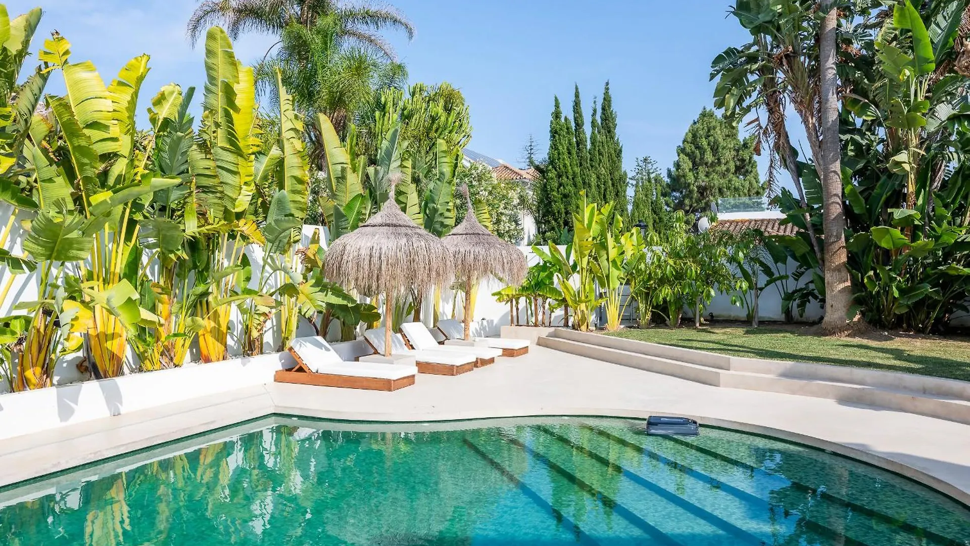Villa Peman Luxurious Beachside Villa Μαρμπέλλα