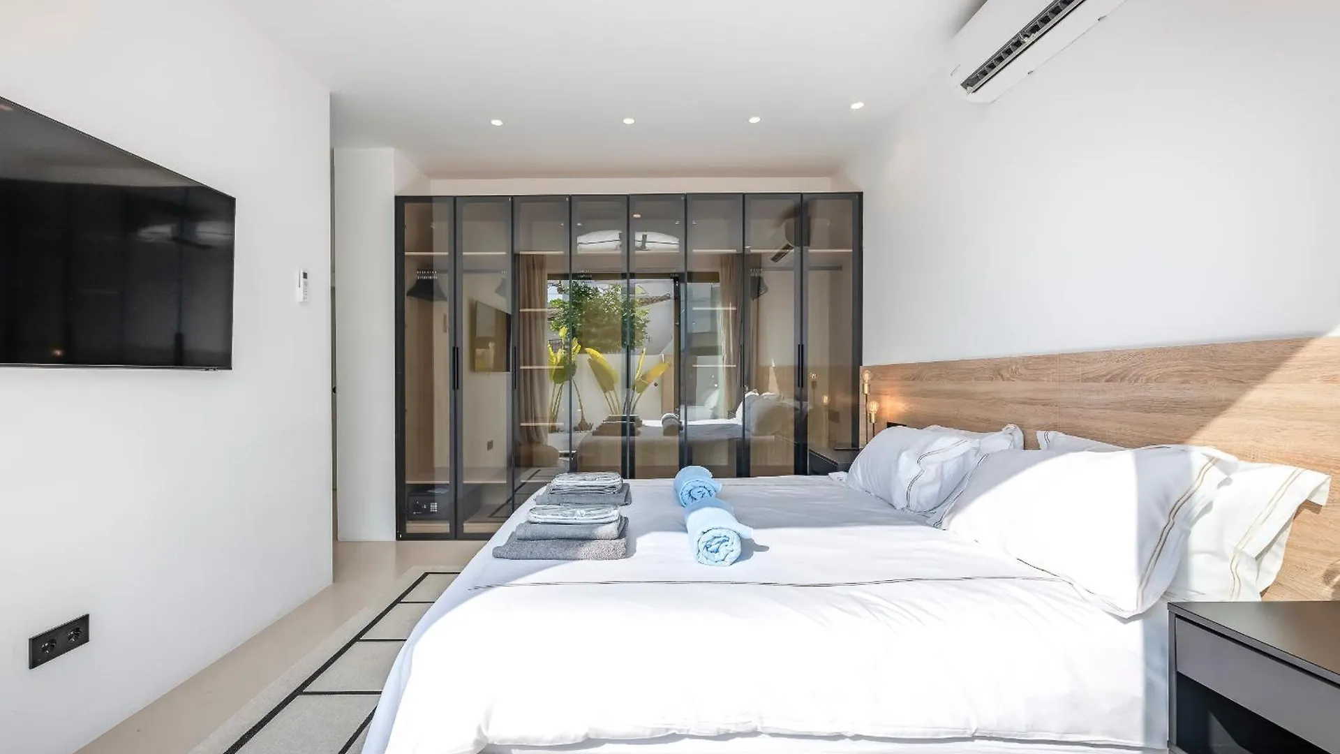 Villa Peman Luxurious Beachside Villa Μαρμπέλλα